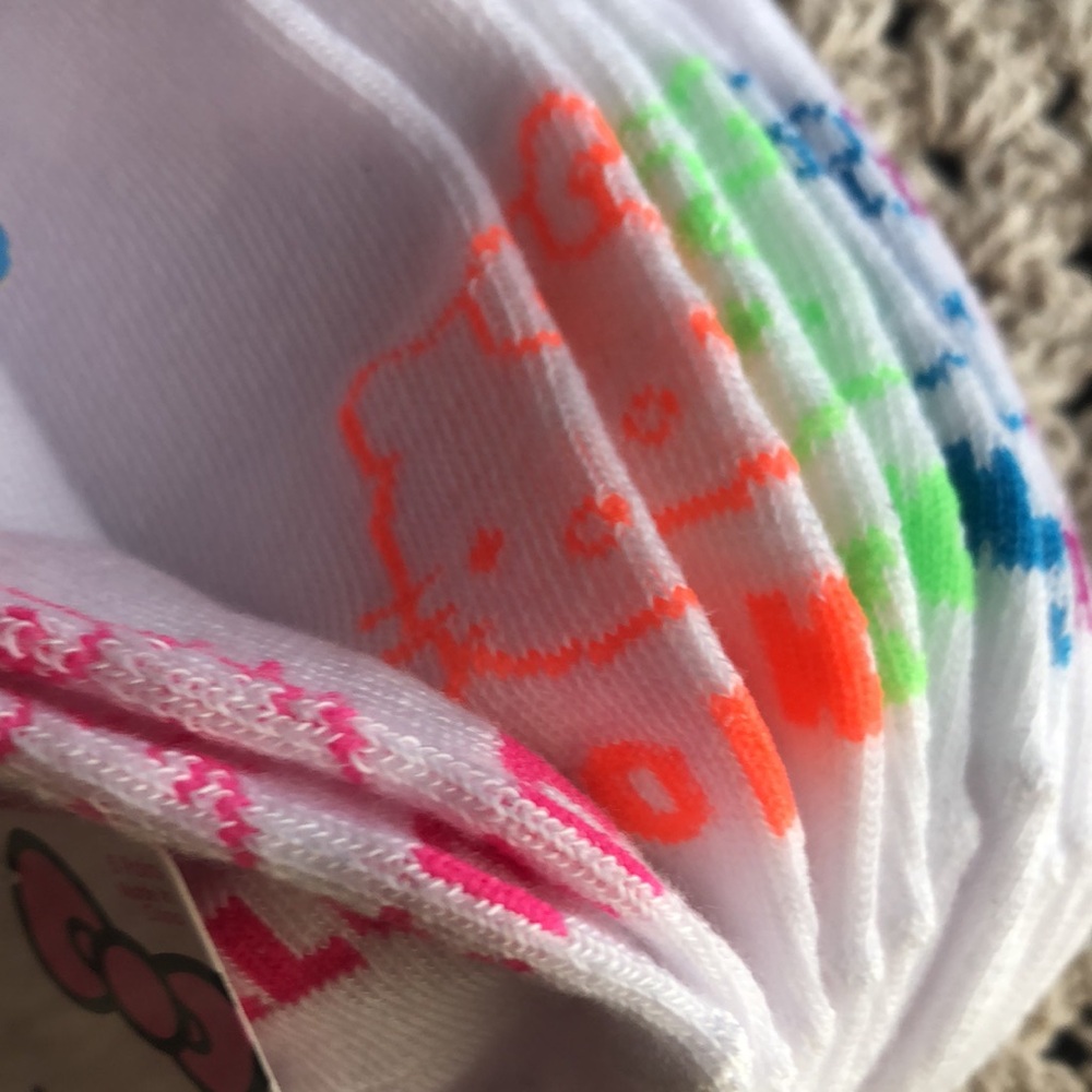 Hello Kitty No Show Socks - Picture 4 of 7